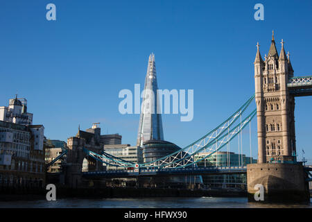 Der Shard, County Hall und Tower Bridge aus der Themse, London zu sehen. Stockfoto