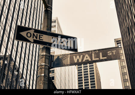 NEW YORK - 27. April 2016: Vintage Straßenschild der Wall Street in downtown manhattan Stockfoto