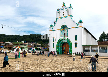 San Juan Chamula, Mexiko - 11. Mai 2014: lokale Leute vor der Kirche von San Juan in der Stadt San Juan Chamula, Chiapas Stockfoto