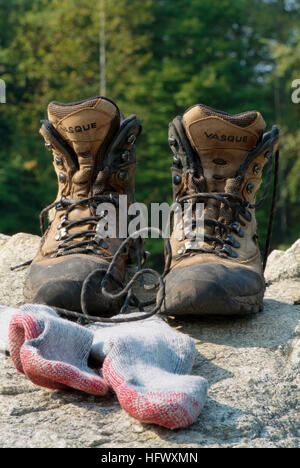 Wander-Stiefel und Socken Trocknen auf einem großen Felsen. Stockfoto