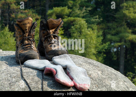 Wander-Stiefel und Socken Trocknen auf einem großen Felsen. Stockfoto