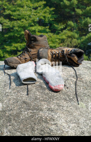 Wander-Stiefel und Socken Trocknen auf einem großen Felsen. Stockfoto