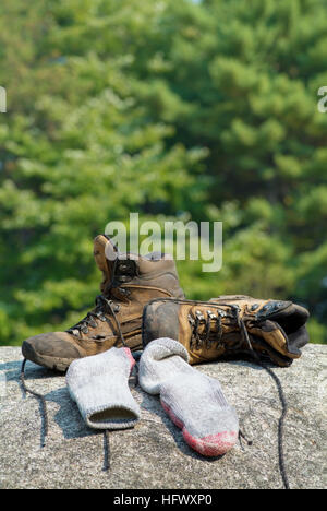 Wander-Stiefel und Socken Trocknen auf einem großen Felsen. Stockfoto