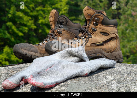 Wander-Stiefel und Socken Trocknen auf einem großen Felsen. Stockfoto