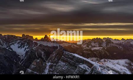 Die berühmten Tre Cime di Lavaredo oder Drei Zinnen bei Sonnenaufgang in den italienischen Dolomiten/Alpen - Südtirol, Alto Adige - Italien Stockfoto