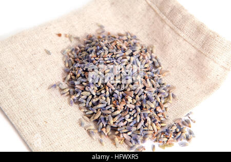 trockenen Lavendelblüten auf Jute Beutel auf weißem Hintergrund Stockfoto