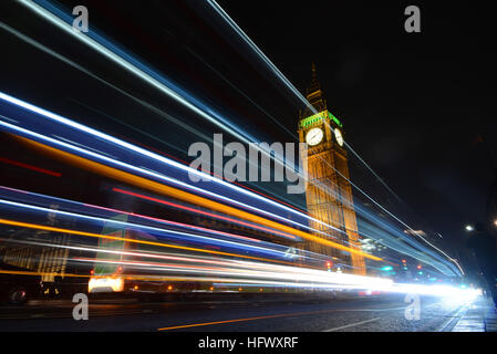 Big Ben Tower, Westminster Palace, London, UK, in der Nacht mit dem Auto trails
