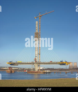 Mersey Gateway-Projekt - die neue Runcorn Widnes Brücke über den Fluss Mersey von West Bank, Widnes gebaut. Stockfoto