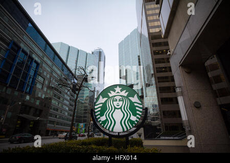 Starbucks Logo vor der Wolkenkratzer in Toronto Stockfoto