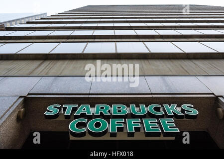 Starbucks Logo vor der Wolkenkratzer in Toronto Stockfoto