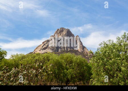 Pena de Bernal ist ein vierhundert Meter hohe Monolith, eines der höchsten der Welt. Pena de Bernal befindet sich in San Sebastia Stockfoto