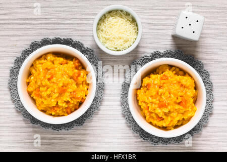 Frische hausgemachte Karotte Risotto mit pürierten Karotten gemacht und gerösteten Karottenstücke, in Schalen serviert Stockfoto