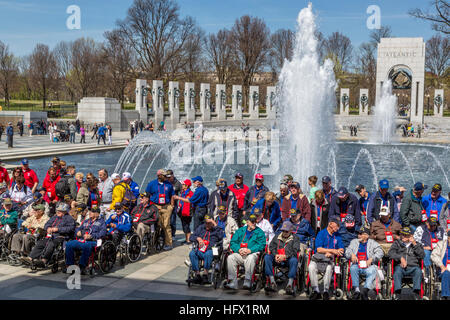 Ehre Flug Teilnehmer (Veteranen) Besuch des zweiten Weltkriegs Denkmal in Washington, D.C. Stockfoto