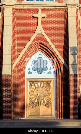 Alpha und Omega Türen auf die Heilige Dreifaltigkeit katholische Kirche in Okarche, Oklahoma Stockfoto