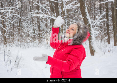 Portrait einer älteren Frau im winter Stockfoto