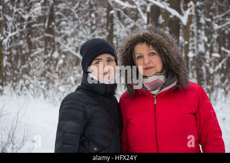 ältere Frau Mutter mit Tochter im Winter im Schnee Wald Stockfoto
