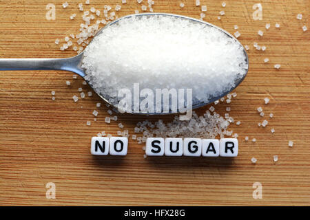 Kein Zucker-Satz aus Kunststoff Brief Würfel platziert in einen Löffel voll Zucker hergestellt Stockfoto