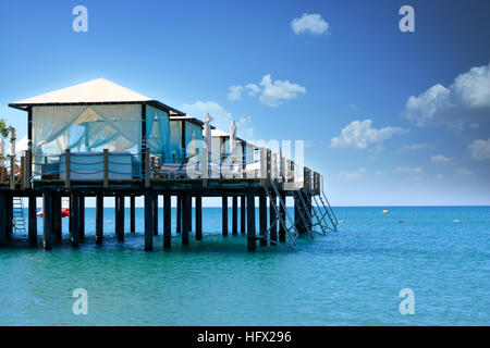 Strand-Landschaft mit Meer, Himmel und Vordach in einem Luxus-resort Stockfoto