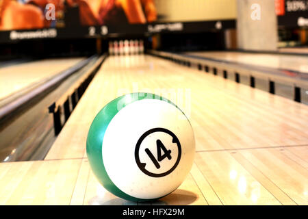 Spielkonzept mit Ball auf Holzboden gegen zehn Pins bowling Stockfoto