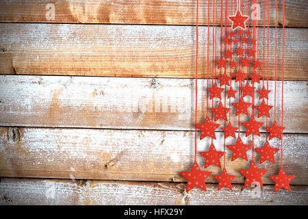 Abstrakter Weihnachtsbaum aus roten Sternen auf hölzernen Hintergrund gemacht Stockfoto