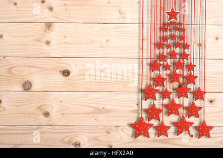 Abstrakter Weihnachtsbaum aus roten Sternen auf hölzernen Hintergrund gemacht Stockfoto