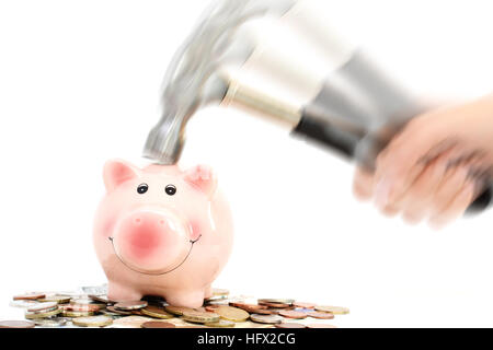 Sparschwein abgestürzt oder vom Hammer auf Geld Stapel vorschlagen Finanzkrise gebremst Stockfoto