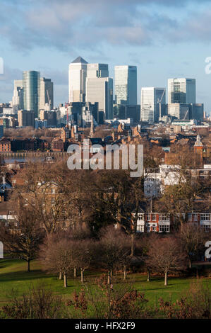 Canary Wharf in Londons Docklands vom Greenwich Park aus gesehen. Stockfoto