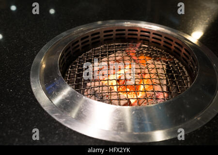 Brennende Holzkohle Barbecue-Grill, bereit für rohes Fleisch BBQ oder Yakiniku, Essen und Restaurant-Konzept Stockfoto