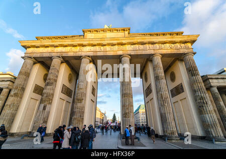 Menschen und Touristen nahe Brandenburger Tor, Brandenburger Tor, aus dem 18. Jahrhundert klassizistischen Monument, Berlin, Deutschland Stockfoto