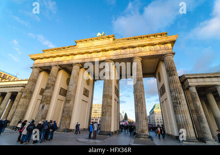 Menschen und Touristen nahe Brandenburger Tor, Brandenburger Tor, aus dem 18. Jahrhundert klassizistischen Monument, Berlin, Deutschland