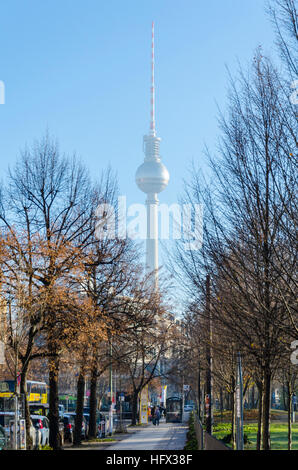 Blick auf den Fernsehturm (Fernsehen Fernsehturm) entlang der Oranienburger Straße mit Monbijoupark auf der rechten Seite Stockfoto