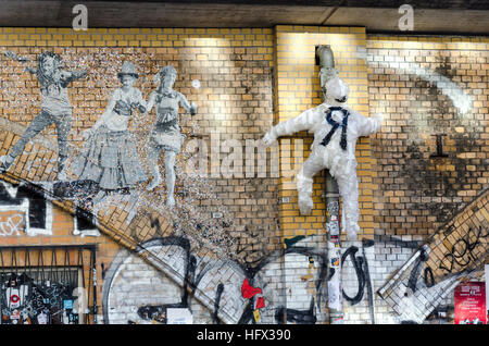 Graffiti an der Wand in der Nähe von Alexanderplatz Bahnhof, Berlin, Deutschland Stockfoto