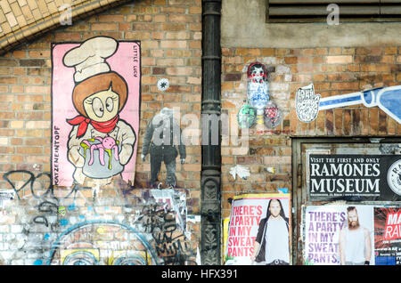 Graffiti an der Wand in der Nähe von Alexanderplatz Bahnhof, Berlin, Deutschland Stockfoto