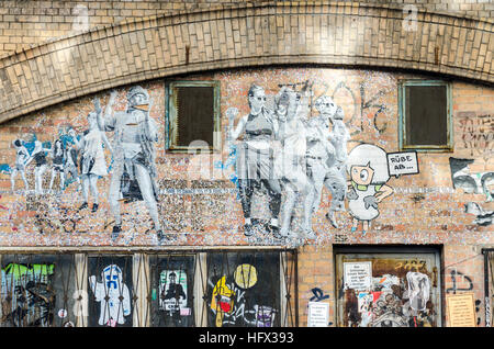Graffiti an der Wand in der Nähe von Alexanderplatz Bahnhof, Berlin, Deutschland Stockfoto