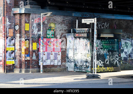Graffiti an der Wand in der Nähe von Alexanderplatz Bahnhof, Berlin, Deutschland Stockfoto