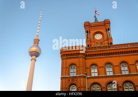 Fernsehturm Fernsehturm und Rotes Rathaus roten Backsteingebäude. Berlin, Deutschland Stockfoto