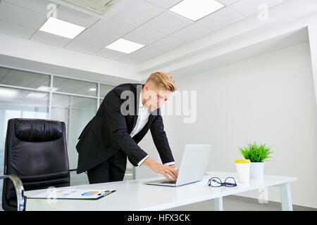 Unternehmer bei der Arbeit. Ein Mann-Schreibtisch im modernen Büro Stockfoto
