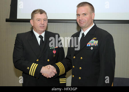 081218-N-1598C-003 VIRGINIA BEACH, Virginia (18. Dezember 2008) Captain Eric Jabs, befehlshabender Offizier, Naval Operational Support Center Norfolk, präsentiert Commander Steven Masdon der Bronze Star. Masdon erhielt die Auszeichnung für Bemühungen als stellvertretender Teamleiter und Projekte Officer für Salah Ad Din Provincial Reconstruction Team, provinziellen IZ, Multi-National Corps-Irak. (Foto: U.S. Navy Mass Communication Specialist 3. Klasse McKinley Cartwright/freigegeben) US Navy 081218-N-1598C-003 Capt Eric Jabs Geschenke CMdR Steven Masdon der Bronze Star Stockfoto