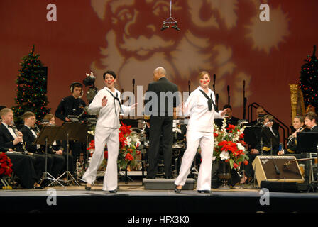 081220-N-0773H-067 WASHINGTON, D.C. (20. Dezember 2008) Musiker 1. Klasse Amanda Polychronis, links, und Musiker wie Spielzeugsoldaten für Marine Band "Parade der hölzernen Soldaten" bei DAR Constitution Hall durchführen, als Teil des Jahresurlaubs Konzerts der Navy Band in Washington, D.C. führt 1. Klasse Jennifer Stothoff durchführen Das Konzert 'Season of Magic' zu einem ausverkauftem gespielt. (US Navy Foto von Chief Musiker Stephen Hassay/freigegeben) US Navy 081220-N-0773 H-067 Musiker 1. Klasse Amanda Polychronis und Musiker 1. Klasse Jennifer Stothoff als Spielzeugsoldaten für Navy Band Leistung durchführen Stockfoto