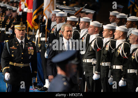 090106-N-2855B-065 ARLINGTON, Virginia (6. Januar 2008) Präsident George W. Bush inspiziert die Truppen während der Streitkräfte Abschied Tribut an Fort Myer in Arlington, VA. US-Verteidigungsminister Robert Gates verlieh der Präsident der Abteilung Defense Medal for Distinguished Public Service bei der Zeremonie. (Foto: U.S. Navy Mass Communication Specialist 1. Klasse Molly A. Burgess/freigegeben) US Navy 090106-N-2855B-065 Präsident George W. Bush inspiziert die Truppen während der Streitkräfte Abschied Tribut an Fort Myer in Arlington, Va Stockfoto