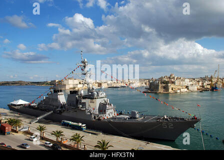 090106-N-6544L-158 VALETTA, Malta (6. Januar 2009) geführte Flugkörper Zerstörer USS Barry (DDG-52) sitzt im Hafen während ihres Besuchs in Valetta zum Gedenken an den 100. Jahrestag der "Große weiße Flotte," eine historische US Navy Goodwill-Reise um die Welt, die einen Stopp in Malta im Jahr 1909 enthalten. Im Jahre 1907 schickte Präsident Theodore Roosevelt 16 Schlachtschiffe, einschließlich 14.000 Matrosen und Marinesoldaten auf eine 14-monatige Reise in der Welt der United StatesÕ Freundschaft und ihr Engagement zur Verbesserung der multilateraler Operations zeigen. Die Fahrt inklusive 20 Häfen auf allen Kontinenten und reisten 4 Stockfoto