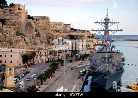 090106-N-6544L-166 VALETTA, Malta (6. Januar 2009) geführte Flugkörper Zerstörer USS Barry (DDG-52) sitzt im Hafen während ihres Besuchs in Valetta zum Gedenken an den 100. Jahrestag der "Große weiße Flotte," eine historische US Navy Goodwill-Reise um die Welt, die einen Stopp in Malta im Jahr 1909 enthalten. Im Jahre 1907 schickte Präsident Theodore Roosevelt 16 Schlachtschiffe, einschließlich 14.000 Matrosen und Marinesoldaten auf eine 14-monatige Reise in der Welt den USA Freundschaft und ihr Engagement zur Verbesserung der multilateraler Operations zeigen. Die Fahrt inklusive 20 Häfen auf allen Kontinenten und reiste Stockfoto