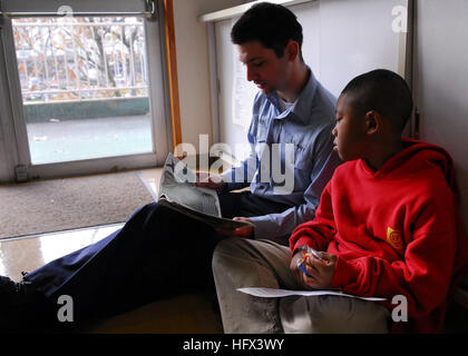 090107-N-2013O-011 YOKOSUKA, Japan (7. Januar 2009) Gunner Mate Seemann Shaine Oliver liest aus Milford, Connecticut, an Bord der Arleigh-Burke-Klasse Lenkwaffenzerstörer USS The Sullivans (DDG-68), zugewiesen, die ein Student in The Sullivans Elementary School in Flotte Aktivitäten Yokosuka. Segler aus The Sullivans besuchten die Schule bei einem Port-Besuch in Yokosuka, während in den USA bereitgestellt 7. Flotte Aufgabengebiet. (Foto: U.S. Navy Masse Kommunikation Spezialist Seemann Charles Oki/freigegeben) U.S. Navy 090107-N-2013O-011 Gunner es Mate Seemann Shaine Oliver liest, ein Student an The Sullivans Stockfoto