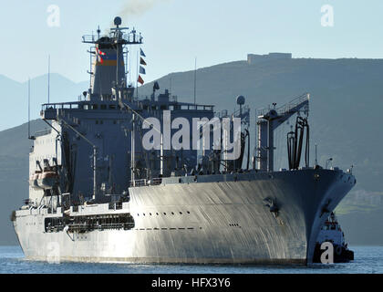 090108-N-0780F-001 SOUDA BAY, Kreta, Griechenland (8. Januar 2009) The Military Sealift Command Flotte Nachschub Öler USNS Laramie (T-AO 203) kommt in Souda Bay für routinemäßige Hafen besuchen. Laramie ist auf eine geplante Bereitstellung in den USA 5. Flotte Aufgabengebiet Durchführung von Persischer Golf und Anti-Piraterie-Operationen. (US Navy Foto von Paul Farley/freigegeben) USNS Laramie Souda Bay 2009 Stockfoto