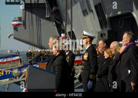 090110-N-5735P-080 NORFOLK (10. Januar 2009) Captain Kevin E. OÕFlaherty, Center, Kommandant des Flugzeugträgers USS George H.W. Bush (CVN-77), salutiert während der ShipÕs Zeremonie Inbetriebnahme. Präsident George W. Bush und First Lady Laura Bush, links, nahmen an der Zeremonie und ehemaligen Präsidenten George H.W. Bush, Recht, lieferte die Festansprache. (Foto: U.S. Navy Mass Communication Specialist 1. Klasse Demetrius Patton/freigegeben) US Navy 090110-N-5735P-080 Capt Kevin E. O'Flaherty, Center, Kommandant des Flugzeugträgers USS George H.W. Bush (CVN-77), salutiert während der Stockfoto