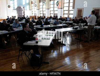 090113-N-2638R-002 YOKOSUKA, Japan (13. Januar 2008) potenzielle freiwillige Einkommensteuer Hilfe (VITA) Teilnehmer hören Internal Revenue Service Steuerberater, Mr. Patrick Price, bespricht er richtig Steuererklärungen an eine Flotte Aktivitäten Yokosuka Trainingseinheit vorbereiten. Freiwilligen bieten freien steuerlichen Beratung, Vorbereitung und Unterstützung für Militärangehörige, DoD Zivilisten und deren Familienangehörige im Februar. (Foto: U.S. Navy Mass Communication Specialist 3. Klasse Bryan Reckard/freigegeben) US Navy 090113-N-2638R-002 potenzielle freiwillige Einkommensteuer Hilfe Programm p Stockfoto