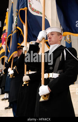 Mitglieder der Joint Ceremonial Honor Guard säumen die Stufen des Lincoln Memorial in der National Mall in Washington und unterstützen die militärische Zeremonialzeit 2009, eine Tradition, die bis ins Jahr 1789 zurückreicht. Stockfoto