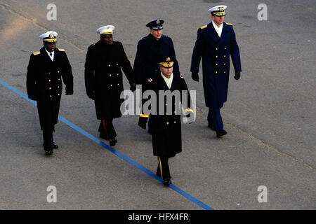 090120-F-2408G-096 WASHINGTON (20. Januar 2009) Armee Generalmajor Richard Rowe Jr., Vorsitzender des Ausschusses Streitkräfte Inaugural führt Rear Admiral Earl L. Gay, links, Marine Korps Generalmajor Willie J. Williams, Air Force Maj gen Ralph J. Jodice II und Coast Guard Rear Admiral J. Scott Burhoe an der 2009 Presidential Inaugural Parade in Washington. Mehr als 5.000 Männer und Frauen in Uniform sind militärische zeremonielle 2009 Amtseinführung des Präsidenten, eine Tradition seit George Washington 1789 Einweihung unterstützen. (US Air Force Foto von Master Sgt. Gerold Gamble/freigegeben) US-Nav Stockfoto