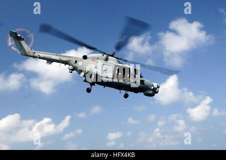 090123-N-7918H-287 Golf von ADEN (23. Januar 2009) hebt ein Fischadler-Hubschrauber von der britischen Royal Navy aus dem Flugdeck Lenkwaffenzerstörer USS Mahan (DDG) 72. Mahan ist, kombiniert Aufgabe Forcer (CTF) 151, einer multinationalen Arbeitsgruppe zugewiesen, die führt Pirateriebekämpfung Operationen in und rund um den Golf von Aden, Arabisches Meer, indischen Ozean und das Rote Meer, gegründet, um eine rechtmäßige maritime Ordnung schaffen und Sicherheit im maritimen Umfeld zu entwickeln. (Foto: U.S. Navy Mass Communication Specialist 3. Klasse John K. Hamilton/freigegeben) US Navy 090123-N-7918 H-287 ein Fischadler er Stockfoto