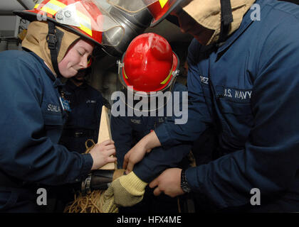 090123-N-9704L-009 Atlantik (23. Januar 2009) Segler im Zellkern Feuer Partei Patch ein Rohr während einer Überschwemmung Drill an Bord des Flugzeugträgers USS Dwight D. Eisenhower (CVN-69) während die Carrier Strike Group 8 zusammengesetzte Einheit Training Übung (COMPTUEX).  COMPTUEX ist eine Übung, Testmöglichkeiten und Bereitschaft vor einer Bereitstellung zu gewährleisten. (US Navy Foto von Masse Kommunikation Spezialist Seemann Lehrling Ridge Leoni/freigegeben) UNS 090123-N-9704L-009 Marineseeleute im Zellkern Feuer Partei Patch ein Rohr während einer Überschwemmung Drill an Bord des Flugzeugträgers USS Dwight D. Eisenhower) Stockfoto